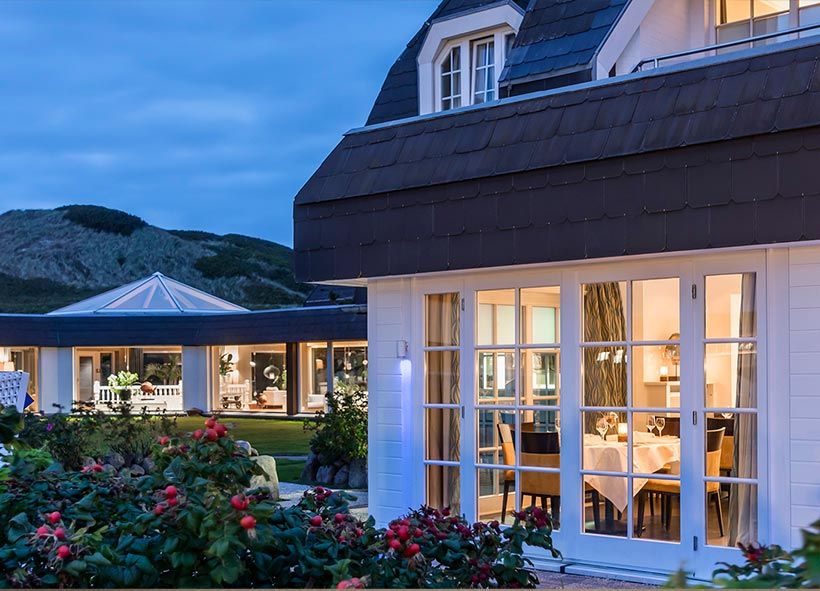 Blick von draußen durch ein Fenster in einen Essensaal eines Hotels