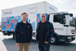 Julian Wundke und Sven Pfeiffer vor dem MOBALNI Duschanhänger