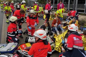 Sanitäter und Notärzte versorgen Patienten auf dem Schulhof. 