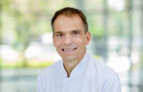 Porträt von Prof. Dr. med. Dieter Ropers, Chefarzt der Klinik für Kardiologie und Angiologie.