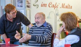 Begleitung im Café Malta in Ellwangen. Foto: Vierfuss