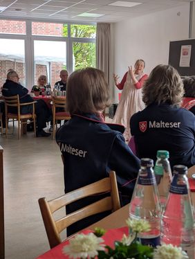 Sabine Meyer vom Erzähltheater Osnabrück erzählt lebhaft ein Märchen