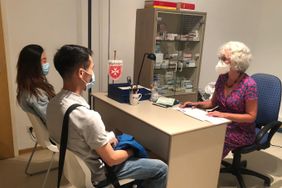 In den MMM-Sprechstunden in Stuttgart und Mannheim informieren die Malteser auch über Impfangebote für Menschen ohne Krankenversicherung oder ohne Aufenthaltsstatus. Foto: Malteser