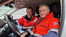 Zwei Rettungskräfte sitzen im Notartzeinsatzfahrzeug.