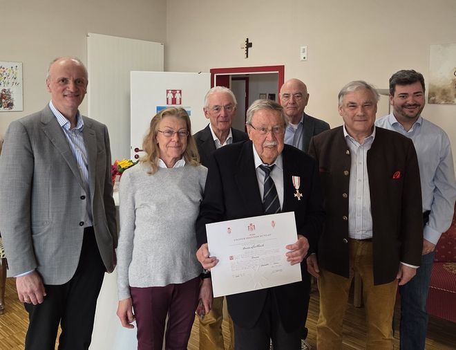 Gruppenfoto der Malteser mit dem ausgezeichneten Mediziner 