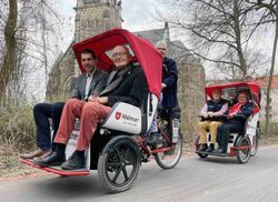 Herbert Schmalstieg und Dr. Axel von der Ohe bei der 500. Ausfahrt einer Malteser-Rikscha in Hannover