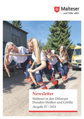 Mehrere Mitarbeitende der Malteser in Arbeitskleidung ziehen gemeinsam an einem dicken Tau, im Hintergrund ein Rettungswagen und ein Gebäude bei sonnigem Wetter. Auf dem Bild ist das Logo der Malteser und der Titel des Newsletters „Malteser in den Diözesen Dresden‑Meißen und Görlitz, Ausgabe IV / 2024“ zu sehen.