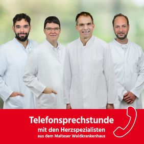 Drei Ärzte und eine Ärztin mit Ankündigung Telefonsprechstunde