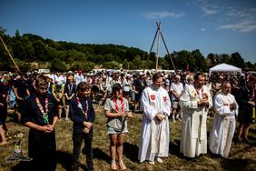Menschen beim Gebet während des Eröffnungsgottesdienstes