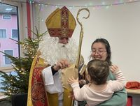 Nikolaus verteilt Geschenke