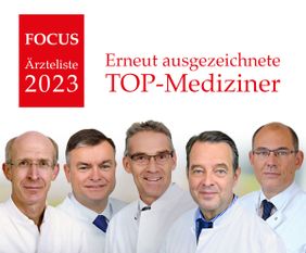 Fünf Ärzte in weißer Kleidung unter dem Schriftzug „Erneut ausgezeichnete TOP-Mediziner“ und FOCUS-Siegel 2023.