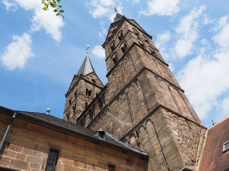 Kirchturm vor blauem Himmel