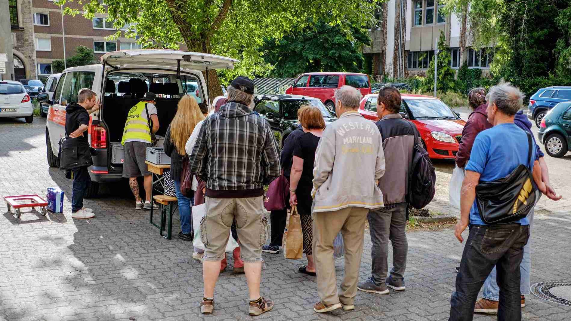 Menschen vor dem Versorgungsbus
