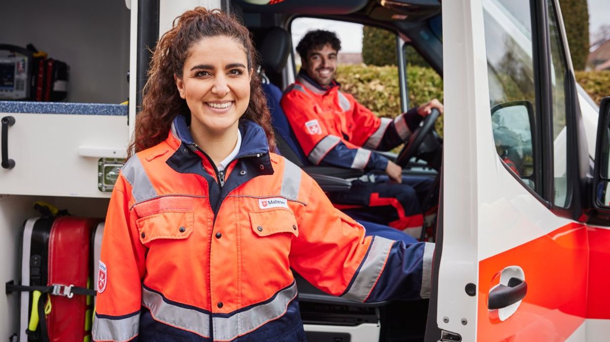 Rettungssanitäter und Rettungssanitäterin der Malteser in einem Rettungswagen