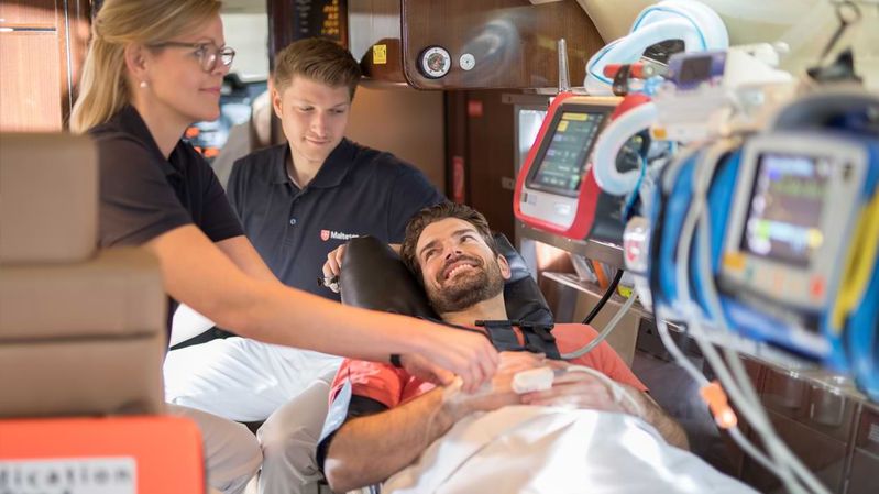 Ein Patient und medizinisches Personal in einem Flugzeug