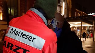 Arzt der Malteser kümmert sich nachts um einen Wohnungslosen.