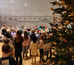 Der Schülerchor der Bonifatiusgemeinde singt für Seniorinnen und Senioren. Foto: Moustafa Masoud