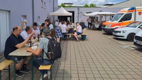 Ehrenamtliche und Mitarbeiter essen die fertige Suppe