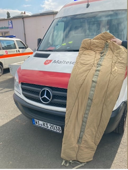 Mit der Hilfsaktion verließ die Malteser Butzbach auch ein Stück Geschichte: Der Schlafsack, der das langjährige und geschätzte Mitglied Otto Polak in den 80er und 90er Jahren bereits mehrfach auf seinen humanitären Einsätzen, u.a. in die Ukraine, begleitet hat, findet nun seinen Weg zurück. Foto: Malteser Butzbach