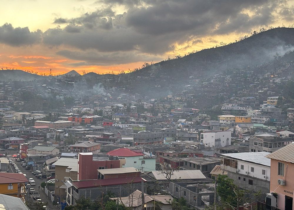 Die Insel Mayotte war im Dezember vom Zyklon Chido verwüstet worden. Im Hintergrund sieht man die Slums, die besonders betroffen waren.