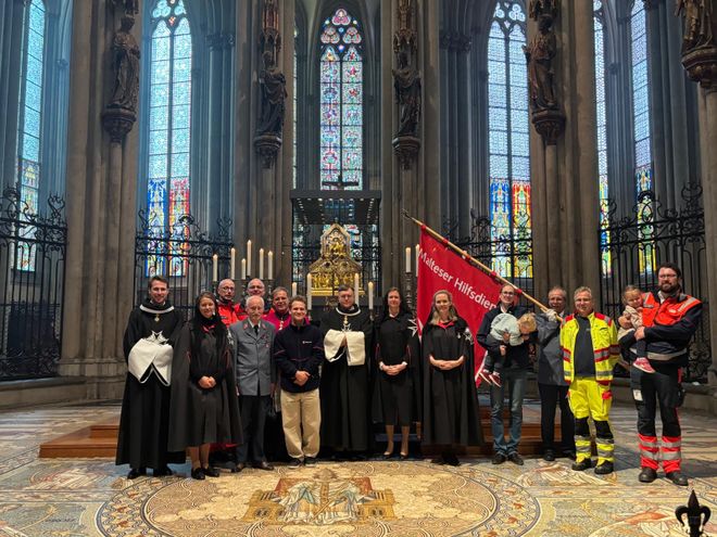 Einsatzkräfte des Malteser Hilfsdienst e.V. und Ordensmitglieder der Malteser an Fronleichnam gemeinsam im Kölner Dom.