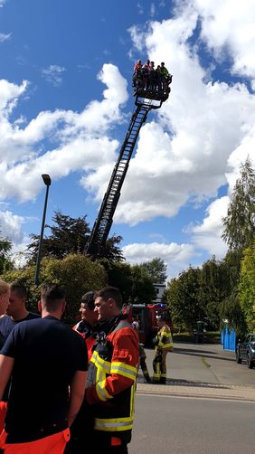 Drehleiter der Feuerwehr mit Rettungskorb