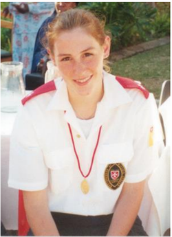 Porträt der Freiwilligen Silla Helas in Malteseruniform; Rundbrief Nr. 20 (2000), Seite 19