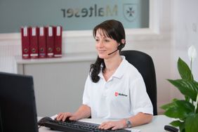 Die Malteser Hausnotrufzentrale ist rund um die Uhr besetzt und vermittelt Hilfe im Notfall. Foto: Kathrin Harms/Malteser