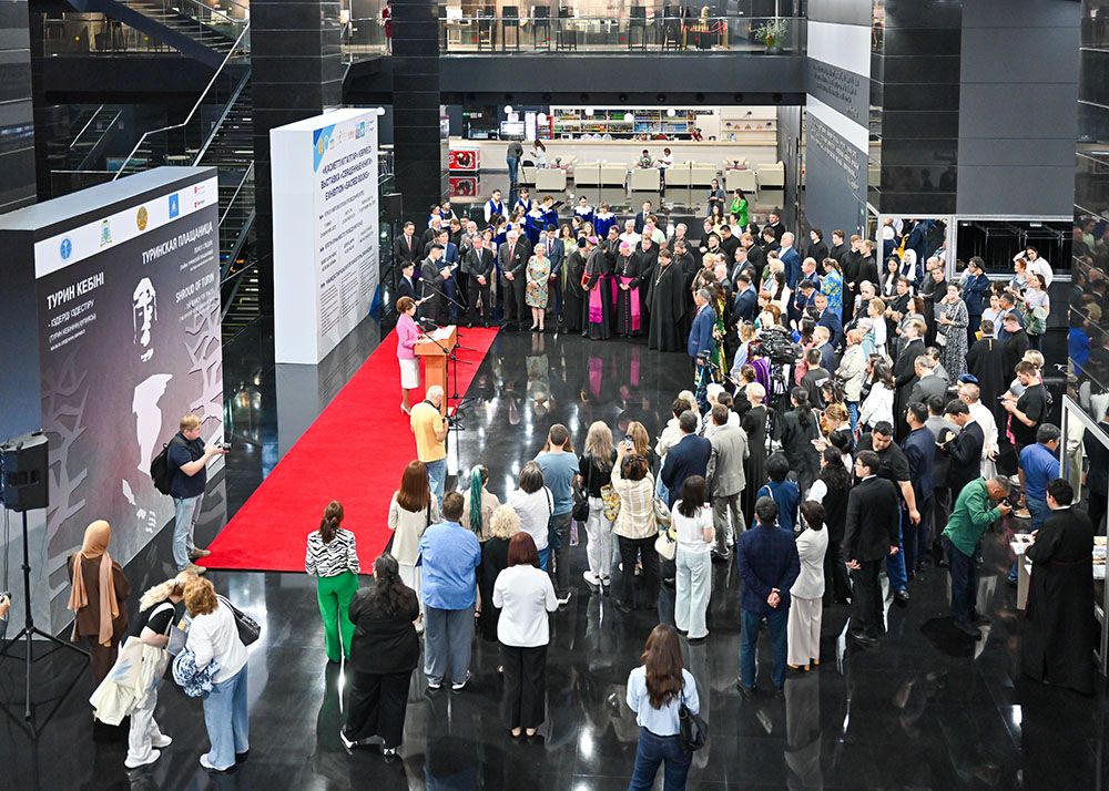 Großes Interesse: Die Eröffnung der Ausstellung zum Turiner Grabtuch in Kasachstan war gut besucht. "Interreligiöser Dialog wird hier gelebt", sagt Bernd Falk.