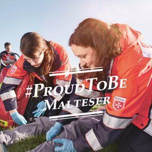 Malteser Sanitäter im Einsatz: Über dem Foto liegt der Proud to be-Schriftzug