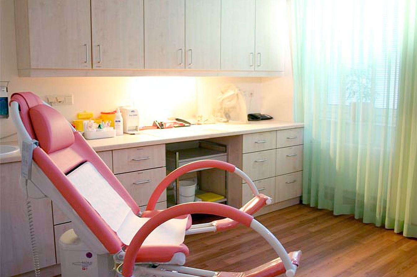 Behandlungszimmer mit Gynäkologischem Stuhl