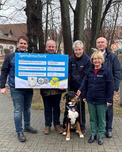 Vertreter des Old Tablers Club Schwerin überreichen den symbolischen Spendenscheck an die Malteser Schwerin.