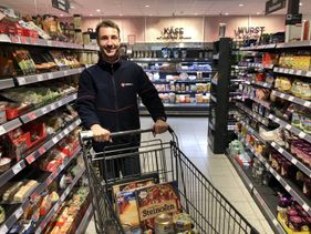 Malteser Ehrenamtlicher beim Einkaufen im Rahmen des Einkaufsdienstes.