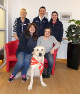 Ingrid Hess (sitzend l.) und Brösel freuen sich schon auf weitere Ehrenamtliche und ihre Vierbeiner, die sich ebenfalls beim Besuchs- und Begleitungsdienst mit Hund engagieren. Hier sind sie bei einem Besuch im Malteserstift St. Nikola mit Heimleiterin Claudia Hartinger (stehend v.l.), dem Freyunger Dienststellenleiter Christoph Fuchs, Koordinatorin Sozialdienst Esther Teijeira-Miethe und Referentin Soziales Ehrenamt Rosmarie Friedsam (sitzend r.) zu sehen. 