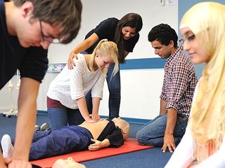 Teilnehmer bei einem Erste-Hilfe-Kurs