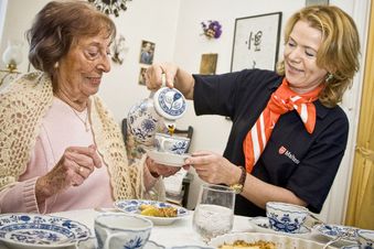 Eine ehrenamtliche Helferin der Malteser besucht eine ältere Dame. Der Besuchsdienst hilft gegen Einsamkeit und Isolation. Foto: Malteser/Lux