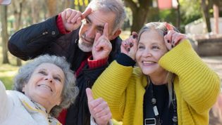 2 ältere Frauen und ein Mann machen ein lustiges Selfie