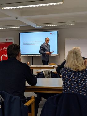 Herr Dr. van Lengerich im Malteser Dienstanzug bei der Vorführung einer Ehrung