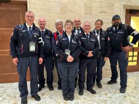 Matthias Geist, stellvertretender Diözesanleiter, unterstützt mit einer Gruppe von Helferinnen und Helfern von Maltesern aus Speyer die Sanitätsdienste bei den Gottesdiensten in Rom (Foto: Malteser Speyer)