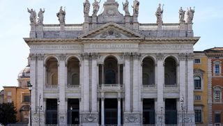 Die Lateranbasilika in Rom in frontaler Ansicht.