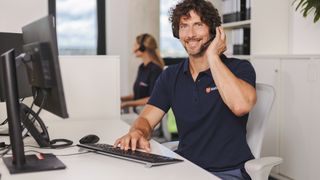Malteser Mitarbeiter in der Hausnotrufzentrale nimmt einen Anruf an.