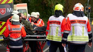 Mehrere Einsatzkräfte der Malteser bei einer Übung