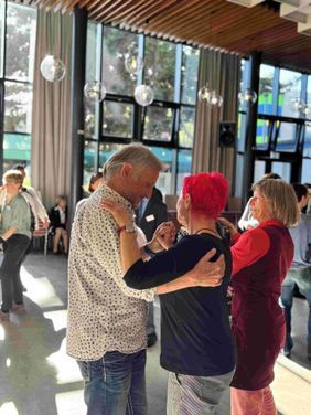 Die Gäste der Jubiläumsveranstaltung auf der Tanzfläche, um das Trauerangebot "Tango bewegt die Seele" kennenzulernen.