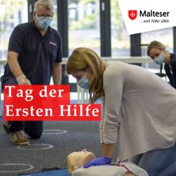 Die Grafik zeigt eine Ersthelferin bei der Wiederbelebung an einer Übungspuppe und im Vordergrund den Text "Tag der Ersten Hilfe"