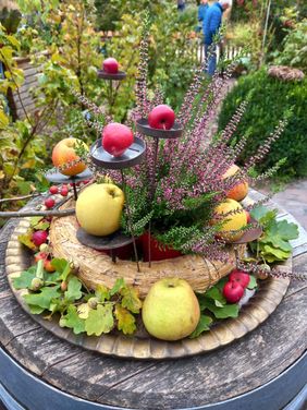 Ein herbstliches Gesteck mit Besenheide und Zieräpfeln