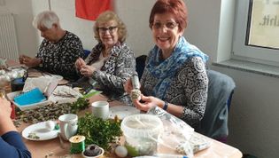 Seniorinnen an einem Tisch beim Basteln
