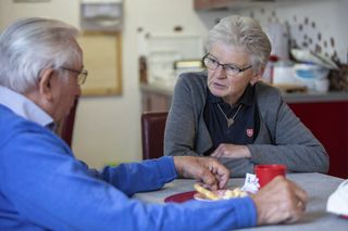 Eine Seniorin beim Begegnungsbrunch