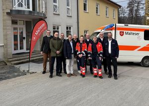 Gruppenbild mit Bürgermeister vor der neuen Rettungswache Rosenfeld