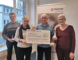 Das Ehepaar Seipel (Mitte) mit Alfons Markmann und Ute Sander vom Malteser Kinderhospiz- und Familienbegleitdienst MKK-Fulda. Foto: Malteser Fulda/Antonia Sauer 