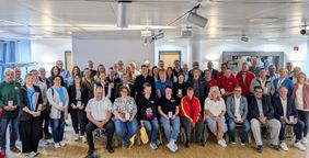 Gruppenbild aller Teilnehmenden der Feierstunde.